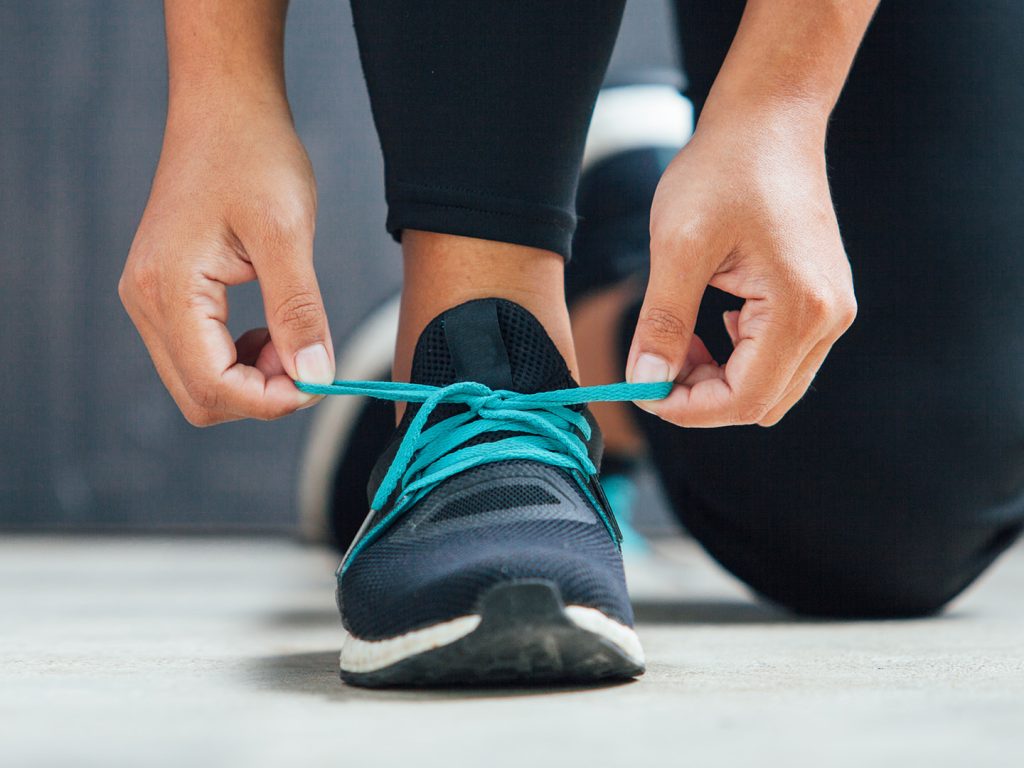 Tying shoelace