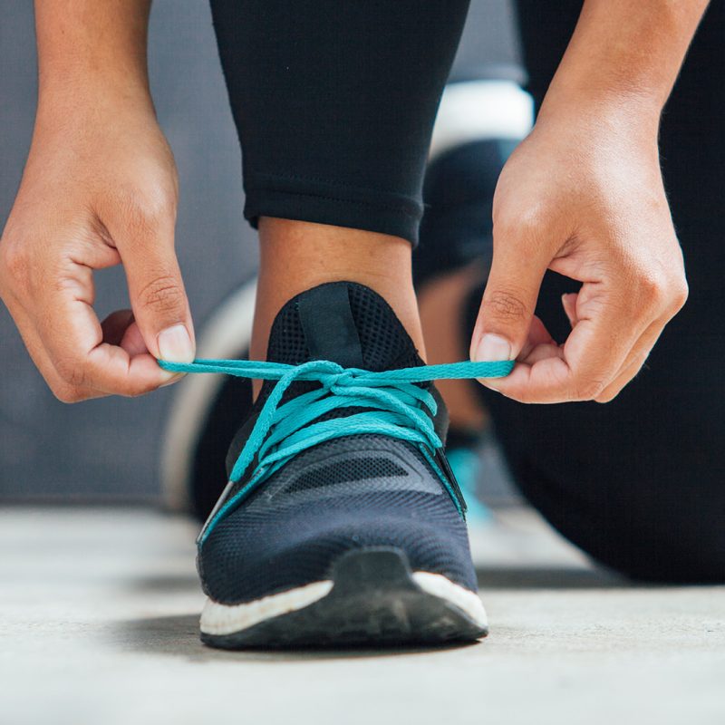 Tying shoelace