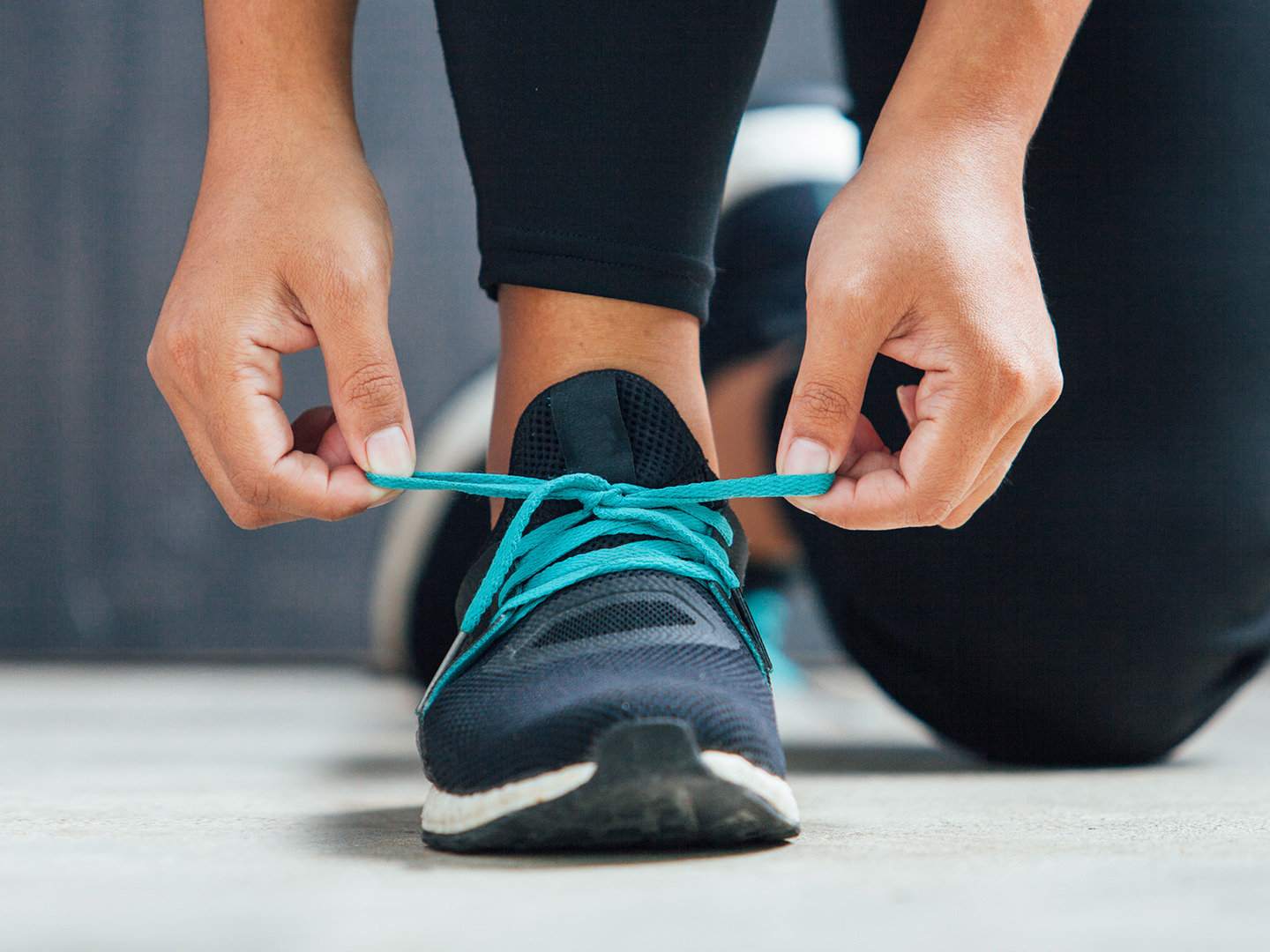 Tying shoelace